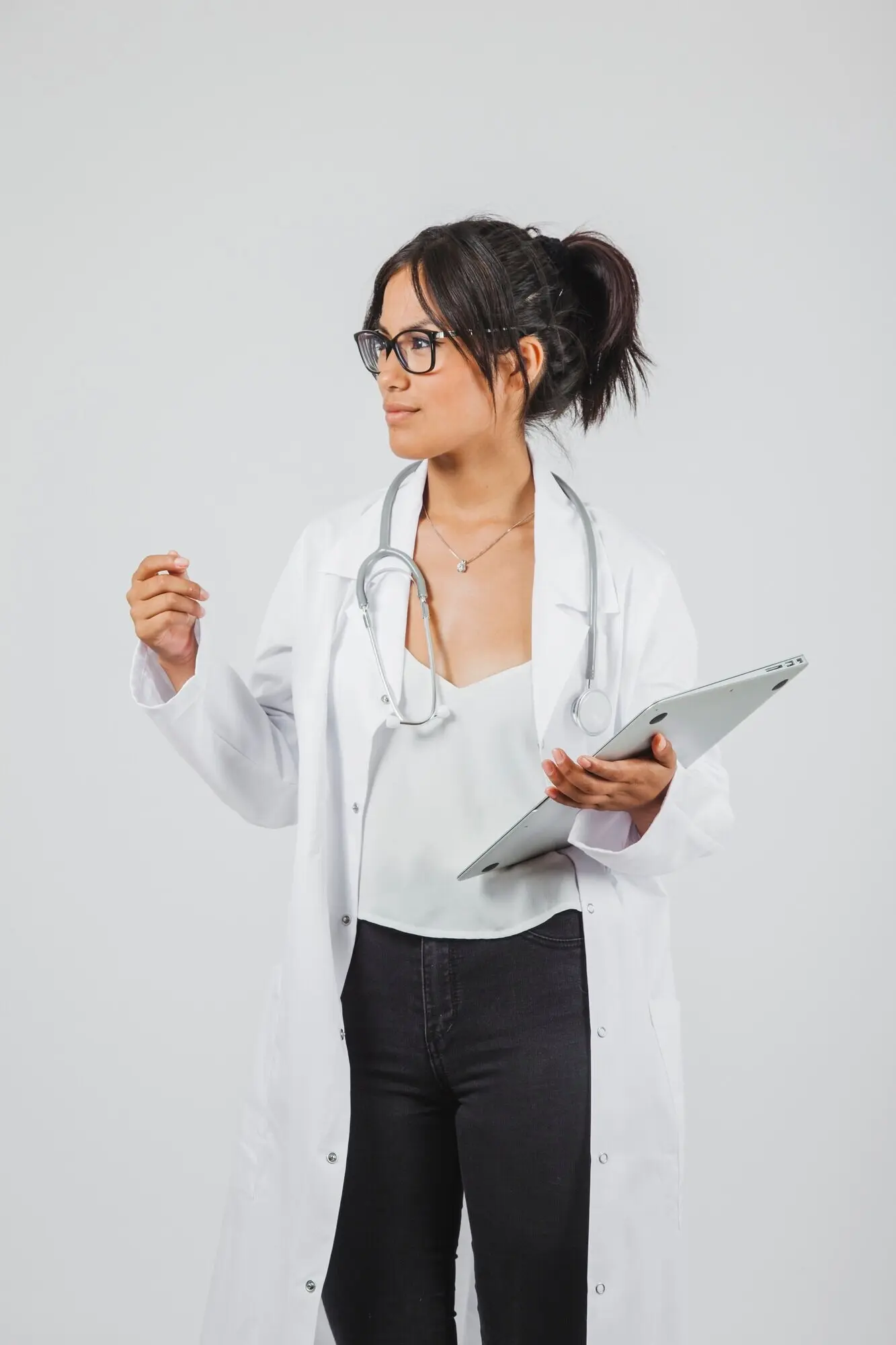 Врач за работой и позирует.